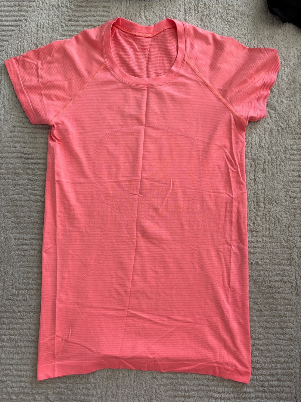 Women’s Lululemon Swiftly Tech ShortSleeve 2.0
Hip Length
Size 6- Coral